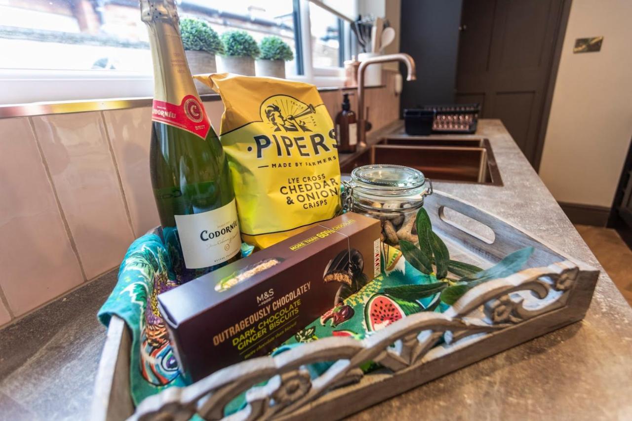 Luxe Stratford Townhouse Beautifully Renovated, Well Equipped, Sleeps 4, 2 Bathrooms, Free Parking - Minutes Walk To Town, Rsc & Pubs - Pet Friendly المظهر الخارجي الصورة